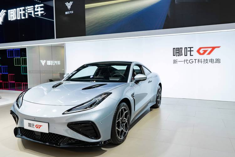 广州10哪吒汽车在智能汽车领域的表现，领途汽车在新能源汽车市场中的影响力